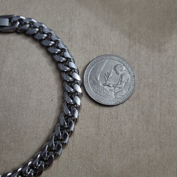 Stainless steel cuban chain bracelet, 8mm thick, silver, hinge clasp - Picture 2 of 3